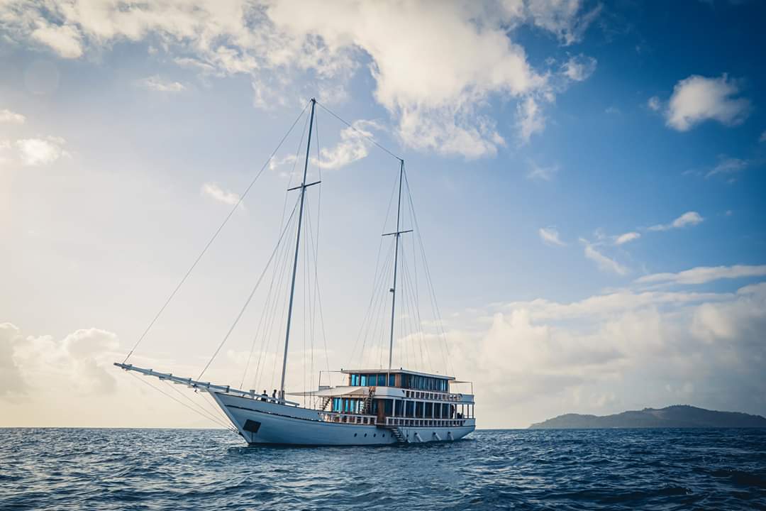 komodo island boat tour